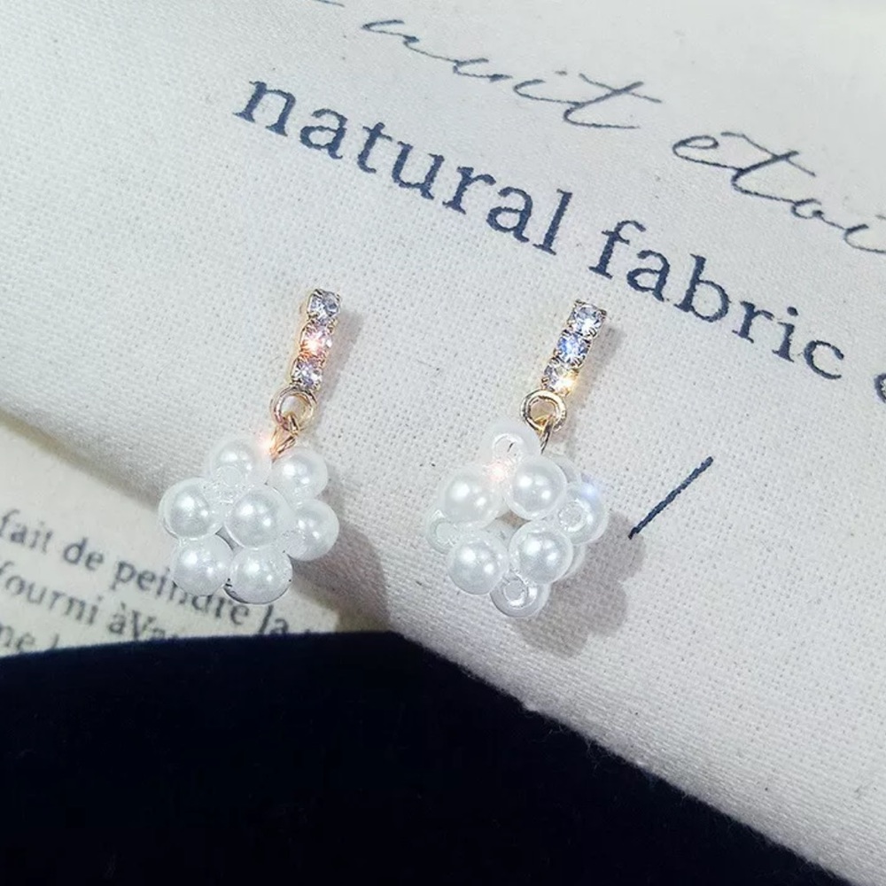 Elegant Pearl Ear Studs. NEW!!!